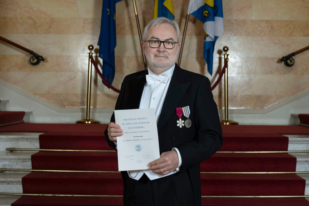 Valter Lang Göteborgi Kuningliku Kunstide ja Teaduste Seltsi välisliikmeks nimetamise tunnistusega.